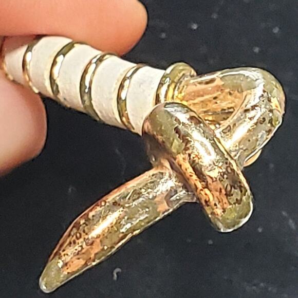 Gold Tone Hook Lock White Twist 2.5" Unsigned Vtg - Picture 3 of 9